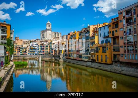 Girona, Spagna - 28 luglio 2019: Belle case lungo il fiume colorate nel quartiere ebraico della città di Girona in Catalunya, Spagna, con la cattedrale di Girona in Foto Stock