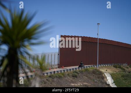 Tijuana, Messico. 28 Marzo 2021. Un agente di pattuglia del confine americano è visto pattugliare il muro di confine. I migranti provenienti dall'America centrale sono bloccati a vivere in tende per strada a Tijuana, Messico, al confine, mentre aspettano che il presidente Joe Biden apra il confine americano. Credit: Alison Dinner/ZUMA Wire/Alamy Live News Foto Stock