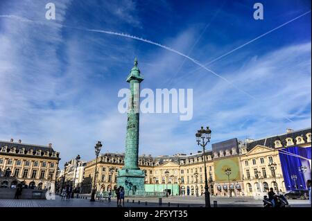 Parigi, Francia - 19 luglio 2019: Place Vendome a Parigi con colonna Vendome in una giornata estiva soleggiata Foto Stock