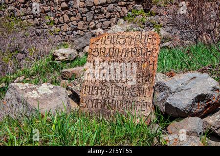 Scritture armene medievali scolpite su una pietra al Havuts Monastero di catrame in Armenia Foto Stock