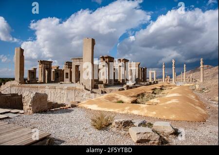 Rovine del palazzo di Tachara a Persepolis, la capitale cerimoniale dell'impero achemenide persiano vicino a Shiraz, Iran Foto Stock