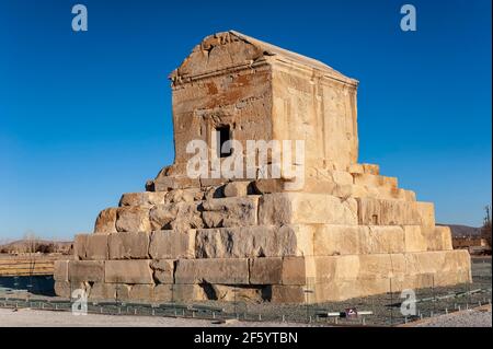 Tomba di Re Ciro il Grande, il fondatore del primo impero persiano, situato a Pasargadae vicino a Shiraz, Iran Foto Stock