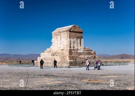 Pasargadae, Iran - 16 dicembre 2015: Turisti in visita alla tomba di Ciro il Grande a Pasargadae, situata vicino Shiraz, Iran Foto Stock