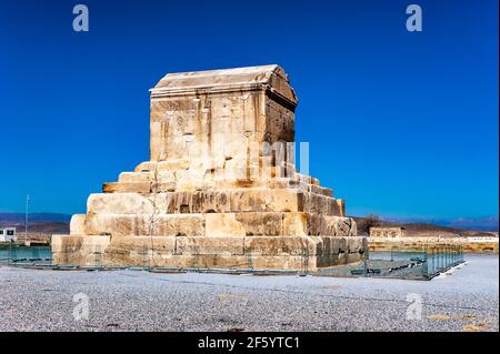 La maestosa tomba di Re Ciro il Grande, il fondatore dell'antico impero achemenide persiano, situato a Pasargadae vicino a Shiraz, Iran Foto Stock
