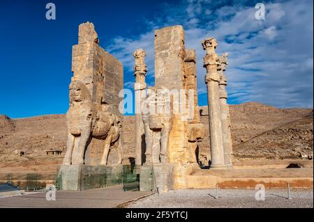 Porta di tutte le Nazioni decorata con statue di lamassu al Rovine di Persepolis in Iran Foto Stock
