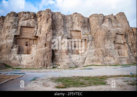 Tombe dei re Persiani Dario II, Artaserse i e Dario i (da sinistra a destra) nella necropoli di Naqsh-e Rostam vicino Persepolis in Iran Foto Stock