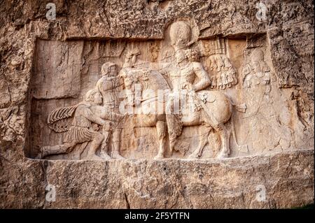 Rilievo raffigurante il trionfo del re persiano Shapur i sopra Gli imperatori romani Valeriano e Filippo l'Arabo a Naqsh-e. Necropoli di Rostam in Iran Foto Stock