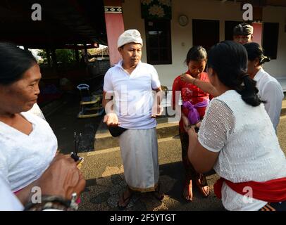 Una cerimonia di benedizione pre-matrimonio in un piccolo tempio indù a Ubud, Bali, Indonesia. Foto Stock