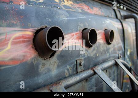 Grunge del tubo di scarico arrugginito dalla vecchia macchina. Foto Stock