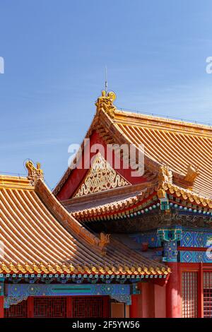 Tetti e grondaie sugli edifici del palazzo alla Città Proibita a Pechino, Cina nel marzo 2018. Foto Stock