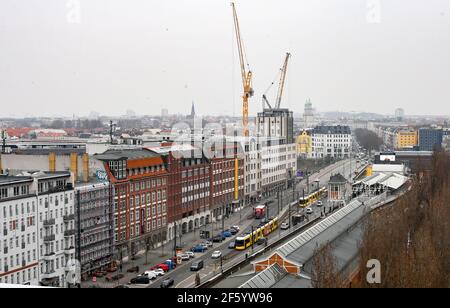 Berlino, Germania. 24 Marzo 2021. Vista di Warschauer Straße e della stazione della metropolitana. Credit: Jens Kalaene/dpa-Zentralbild/ZB/dpa/Alamy Live News Foto Stock