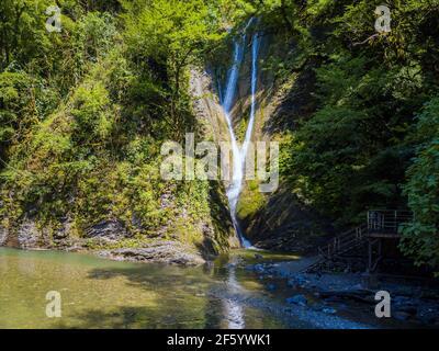 Cascata di Orekhovsky del fiume Bezumenka nel soleggiato giorno d'autunno, Sochi, Russia. Foto Stock