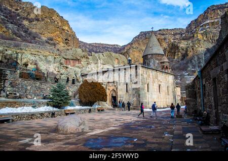 Geghard, Armenia - 17 gennaio 2021: Turisti nel cortile interno del monastero di Geghard in Armenia Foto Stock