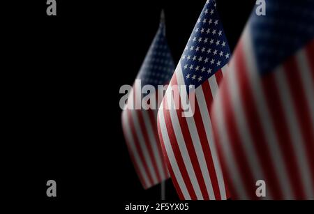 Piccole bandiere nazionali degli Stati Uniti su un nero sfondo Foto Stock