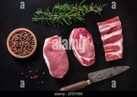 vari tipi di carne fresca: maiale, manzo, tacchino e pollo su un tavolo di  legno, vista dall'alto Foto stock - Alamy