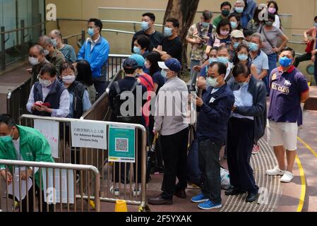Hongkong, Cina. 27 Marzo 2021. La popolazione di Hongkong è in attesa di vaccinare il vaccino COVID-19 ad Hongkong, in Cina, il 27 marzo 2021.(Photo by TPG/cnsphotos) Credit: TopPhoto/Alamy Live News Foto Stock