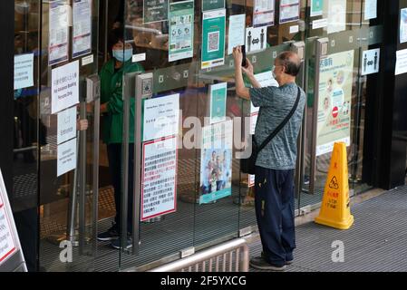 Hongkong, Cina. 27 Marzo 2021. La popolazione di Hongkong è in attesa di vaccinare il vaccino COVID-19 ad Hongkong, in Cina, il 27 marzo 2021.(Photo by TPG/cnsphotos) Credit: TopPhoto/Alamy Live News Foto Stock