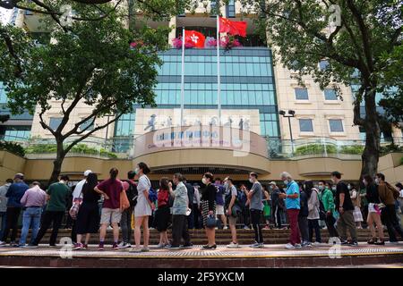 Hongkong, Cina. 27 Marzo 2021. La popolazione di Hongkong è in attesa di vaccinare il vaccino COVID-19 ad Hongkong, in Cina, il 27 marzo 2021.(Photo by TPG/cnsphotos) Credit: TopPhoto/Alamy Live News Foto Stock