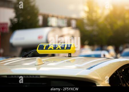 Taxi su una strada cittadina Foto Stock