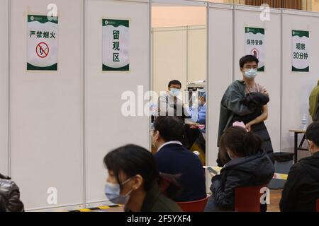 Pechino, Cina. 28 Marzo 2021. Oltre cento milioni di dosi di vaccini COVID-19 sono iniettate in Cina il 28 marzo 2021.(Photo by TPG/cnsphotos) Credit: TopPhoto/Alamy Live News Foto Stock