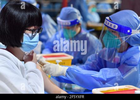 Pechino, Cina. 28 Marzo 2021. Oltre cento milioni di dosi di vaccini COVID-19 sono iniettate in Cina il 28 marzo 2021.(Photo by TPG/cnsphotos) Credit: TopPhoto/Alamy Live News Foto Stock