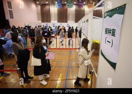 Pechino, Cina. 28 Marzo 2021. Oltre cento milioni di dosi di vaccini COVID-19 sono iniettate in Cina il 28 marzo 2021.(Photo by TPG/cnsphotos) Credit: TopPhoto/Alamy Live News Foto Stock