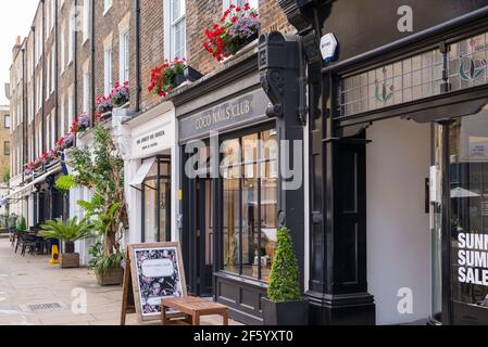 Vista dei fronti dello shopping con colorate vetrine in Blandford Street, Marylebone, Londra, Inghilterra, Regno Unito Foto Stock