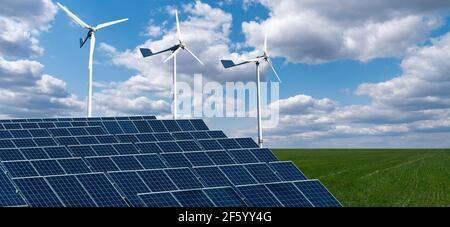 Pannelli solari e turbine eoliche su un campo verde. Concetto di energia sostenibile Foto Stock