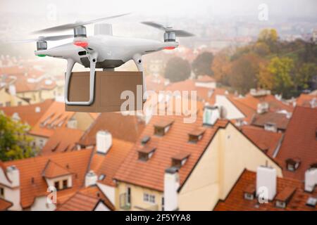 Drone con un pacchetto. Concetto di consegna senza equipaggio Foto Stock