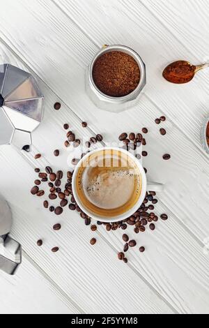 Ingredienti per preparare il caffè, vista dall'alto su sfondo bianco Foto Stock