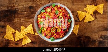 Chili con carne panorama con nachos e un luogo per testo o logo Foto Stock