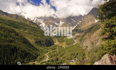 Vista della parete nord del Monte Rosa da Macugnaga, Italia, con le nuvole Foto Stock