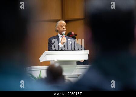 Minneapolis, Minnesota, Stati Uniti. 28 Marzo 2021. Il reverendo al Sharpton parla ai partecipanti ad una veglia di preghiera presso la Chiesa Missionaria della Grande amicizia a Minneapolis il giorno prima dell'inizio del processo dell'ex ufficiale Derek Chauvin sull'uccisione di George Floyd. Credit: Chris Juhn/ZUMA Wire/Alamy Live News Foto Stock