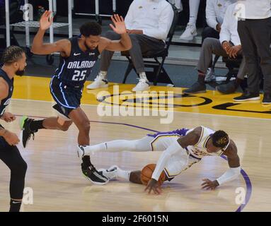 Los Angeles, Stati Uniti. 29 marzo 2021. La guardia dei Lakers di Los Angeles, Dennis Schroder, cade a terra sul fallo di Orlando Magic Guard Chasson Randle durante la prima metà allo Staples Center di Los Angeles domenica 28 marzo 2021. I Lakers sconfissero la Magic 96-93. Foto di Jim Ruymen/UPI Credit: UPI/Alamy Live News Foto Stock