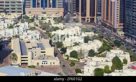 Una lussuosa area residenziale di Abu Dhabi con ville accanto alla Corniche, con moderni blocchi a torre sullo sfondo. Foto Stock