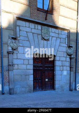 PUERTA PRINCIPAL DE LA ANTIGUA TORRE DE LOS LUJANES CONSTRUCCION DEL SIGLO XV CONVERTIDA EN ACADEMIA DE CIENCIAS MORALES Y POLITICAS. LOCALITÀ: TORRE DE LOS LUJANES / ACADEMIA DE CIENCIAS MORALES. MADRID. SPAGNA. Foto Stock