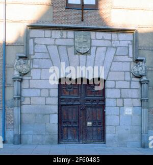 PUERTA PRINCIPAL DE LA ANTIGUA TORRE DE LOS LUJANES CONSTRUCCION DEL SIGLO XV CONVERTIDA EN ACADEMIA DE CIENCIAS MORALES Y POLITICAS. LOCALITÀ: TORRE DE LOS LUJANES / ACADEMIA DE CIENCIAS MORALES. MADRID. SPAGNA. Foto Stock