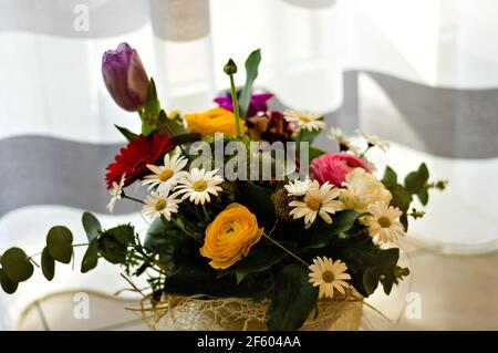 Un bouquet di fiori colorati e foglie verdi all'interno di un vaso (Pesaro, Marche, Italia) Foto Stock