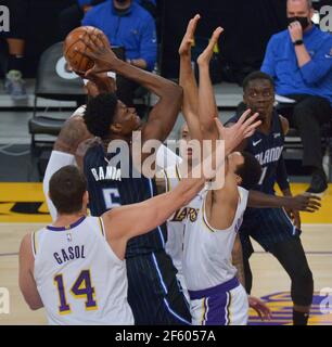 Los Angeles, Stati Uniti. 29 marzo 2021. Orlando Magic Center Mo Bamba segna sotto pressione i difensori di Los Angeles Lakers durante la seconda metà allo Staples Center di Los Angeles domenica 28 marzo 2021. I Lakers sconfissero la Magic 96-93. Foto di Jim Ruymen/UPI Credit: UPI/Alamy Live News Foto Stock