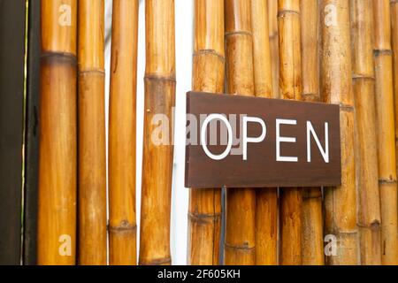 Un cartello con scritto "Open on cafe or Restaurant appendere alla porta all'entrata. Stile tonalità di colore vintage. Foto Stock