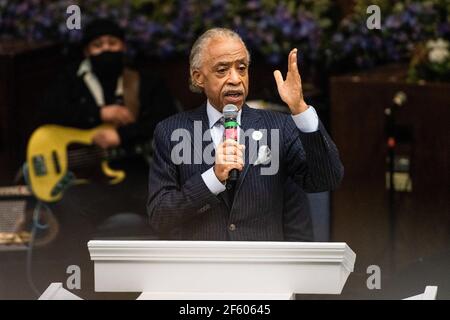 Minneapolis, Stati Uniti. 28 Marzo 2021. Il reverendo al Sharpton parla alla Veglia di preghiera e al Rally presso la Chiesa Missionaria della Grande amicizia il 28 marzo 2021, la notte prima dell'inizio del processo Derek Chauvin a Minneapolis, Minnesota. Foto: Chris Tuite/ImageSPACE Credit: Imagespace/Alamy Live News Foto Stock