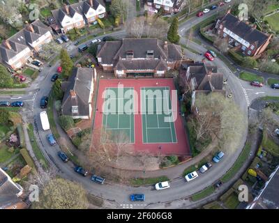 Birmingham, West Midlands, Regno Unito. 29 marzo 2021. Il Circolo di tennis di Harborne, Birmingham, Regno Unito, è tornato in azione poiché sono state revocate varie restrizioni al blocco del coronavirus il "felice lunedì". È stata introdotta anche la regola del 6, il che significa che più persone possono riunirsi insieme fuori. Foto di credito: Stop Press MediaAlamy Live News Foto Stock