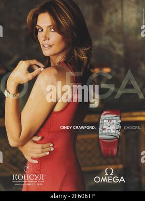 Poster pubblicità OMEGA orologio con Cindy Crawford in rivista cartacea da 2004 anni, pubblicità, pubblicità creativa OMEGA 2000 Foto Stock