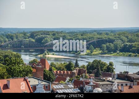 Torun, Polonia - Agosto 2020 : Vista panoramica del ponte d'acciaio ad arco sul fiume Vistola a Torun in estate, Polonia Foto Stock