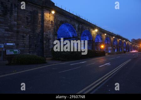 Viadotto ferroviario, Kilmarnock, Ayrshire, Scozia, Regno Unito. 18 marzo 2021 il viadotto ferroviario Kilmarnock illuminato, conosciuto localmente come Viadotto, è un viadotto ferroviario che attraversa il centro della città di Kilmarnock, ed è stato costruito tra il 1843 e il 1850. Il ponte inizia alla stazione ferroviaria di Kilmarnock e conduce a destinazioni in Inghilterra. E' una caratteristica distintiva del centro cittadino con 23 archi in muratura e definisce il confine settentrionale del centro cittadino. Fu costruito nel 1840 per consentire alla linea Glasgow – Kilmarnock di continuare verso Carlisle Foto Stock