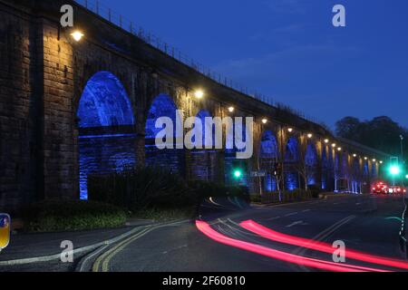 Viadotto ferroviario, Kilmarnock, Ayrshire, Scozia, Regno Unito. 18 marzo 2021 il viadotto ferroviario Kilmarnock illuminato, conosciuto localmente come Viadotto, è un viadotto ferroviario che attraversa il centro della città di Kilmarnock, ed è stato costruito tra il 1843 e il 1850. Il ponte inizia alla stazione ferroviaria di Kilmarnock e conduce a destinazioni in Inghilterra. E' una caratteristica distintiva del centro cittadino con 23 archi in muratura e definisce il confine settentrionale del centro cittadino. Fu costruito nel 1840 per consentire alla linea Glasgow – Kilmarnock di continuare verso Carlisle Foto Stock