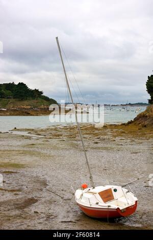 Bassa marea, Baie de la Corderie: Un'insenatura tranquilla sulla riva occidentale di Île-de-Bréhat, Côtes d'Armor, Bretagna, Francia: Un piccolo yacht in primo piano Foto Stock