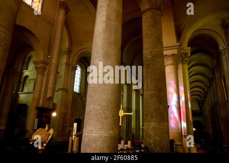 Cattedrale di Saint-Apollinaire, Vista interna, Valence, Drome, Francia Foto Stock