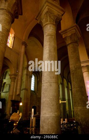 Cattedrale di Saint-Apollinaire, Vista interna, Valence, Drome, Francia Foto Stock