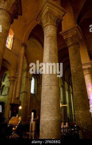 Cattedrale di Saint-Apollinaire, Vista interna, Valence, Drome, Francia Foto Stock